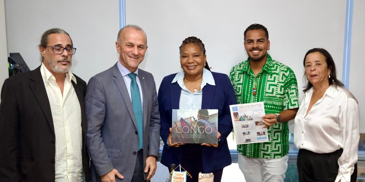 Mestres do folclore capixaba entregam carta de reivindicações à ministra da Cultura 