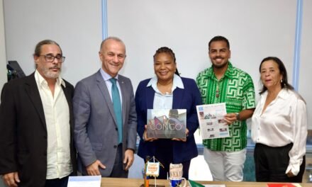 Mestres do folclore capixaba entregam carta de reivindicações à ministra da Cultura 