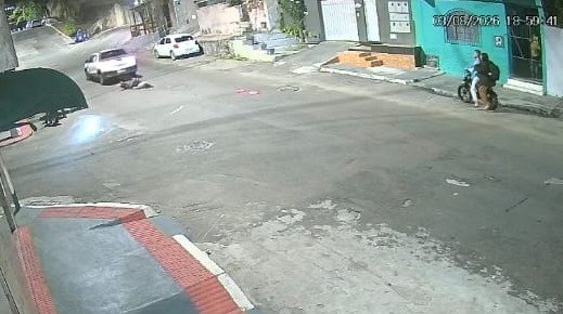 Tentativa de homicídio? Estudante universitária atropelada por carro de ré na Praia da Costa