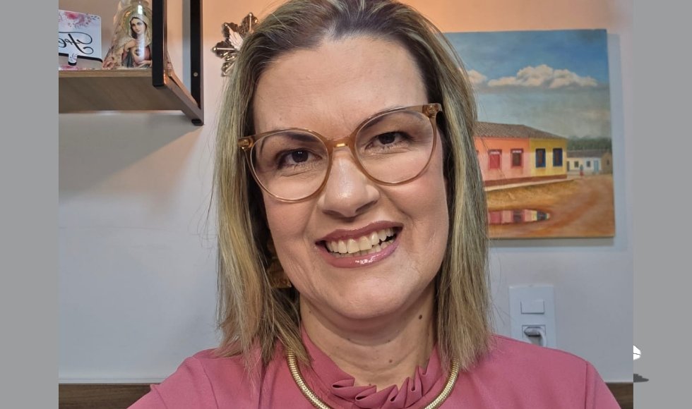 Luciana Malini, palestrante que já esteve no Sincor-ES, concorre no maior reality show de palestrantes do Brasil e pede voto popular