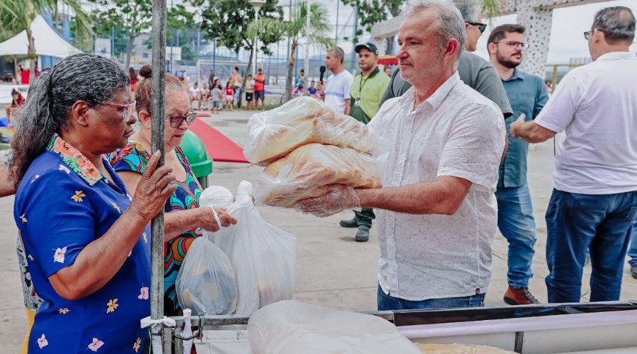 Município realiza ações de troca de recicláveis por pães e de adoção de animais