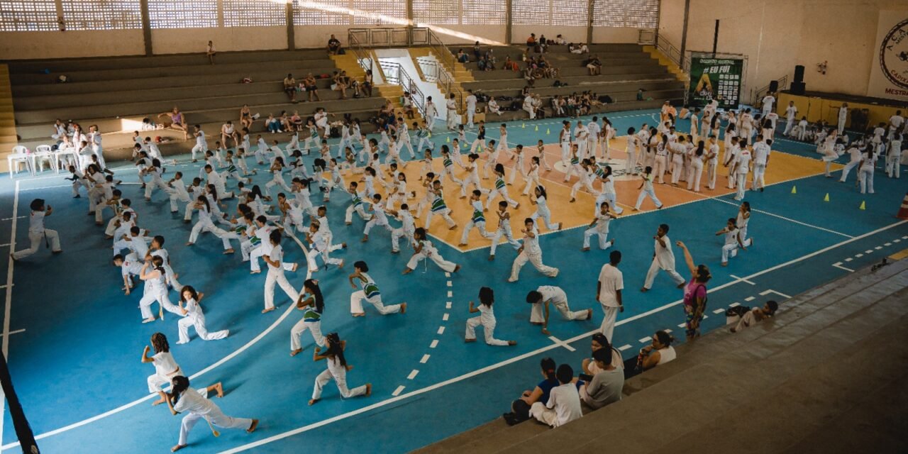 Projeto leva aulas gratuitas de capoeira a estudantes de Vila Velha e Cariacica